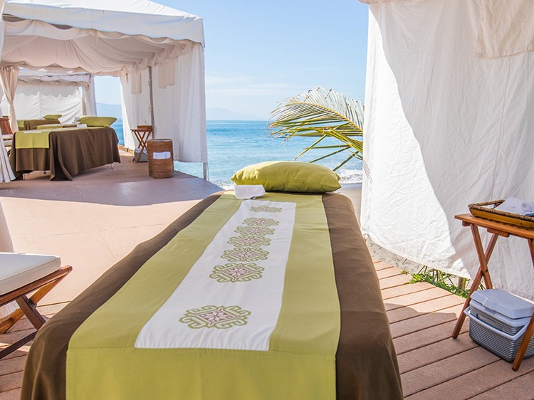 Tratamiento de Spa en la playa en el hotel Velas Vallarta, Puerto Vallarta